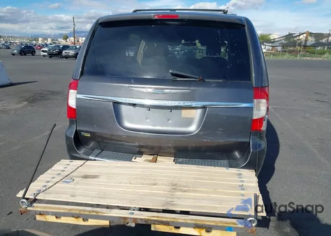 2016 Chrysler Town & Country Touring z USA, uszkodzony, nr VIN 2C4RC1BG5GR299824